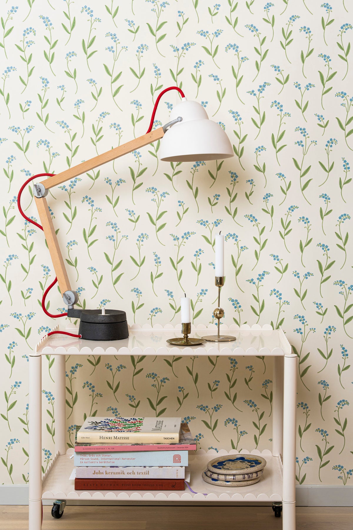 Botanisk tapet Förgätmigej cremevit i inredning med skrivbordslampa från Ilse Crawford STUDIOILSE, vitt sidobord från HAY och böcker, Studio Wall