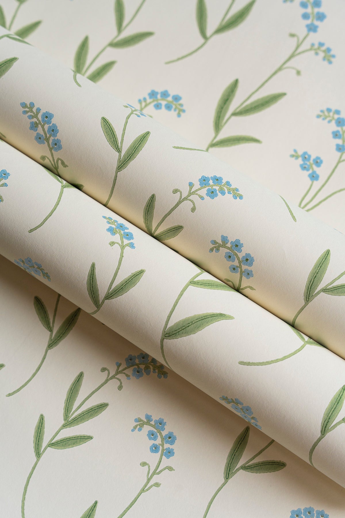 Två rullar tapet Förgätmigej cremevit liggande, botaniskt mönster med blå blommor och gröna blad, Studio Wall