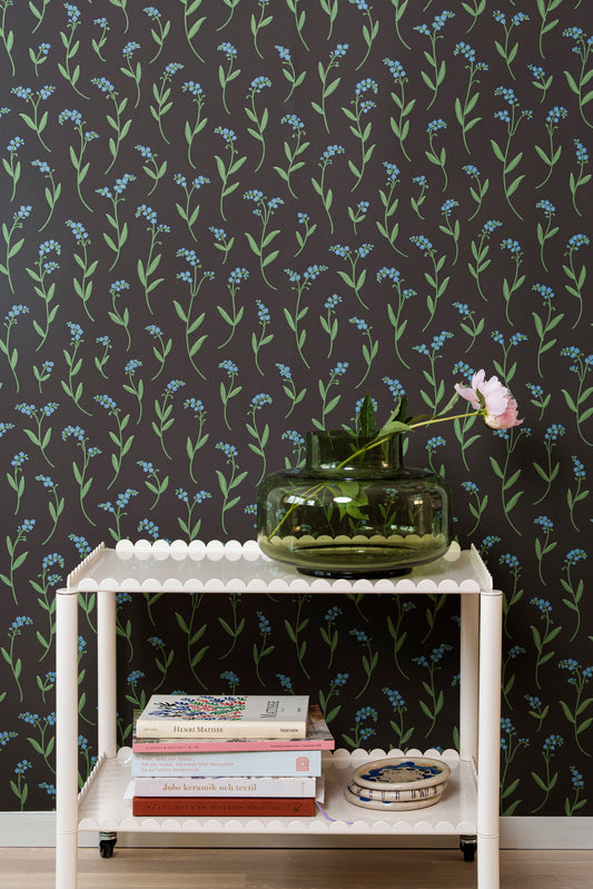 Botanisk tapet Förgätmigej svart i inredning med vitt bord från HAY och grön glasvas från Marimekko, Studio Wall